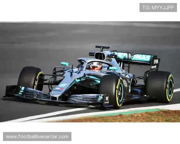 F1最新赛事动态解析车队表现与车手夺冠前景分析