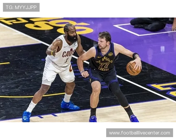 NBA最新战况：湖人力克勇士 詹姆斯迎来赛季新高 助球队锁定季后赛席位